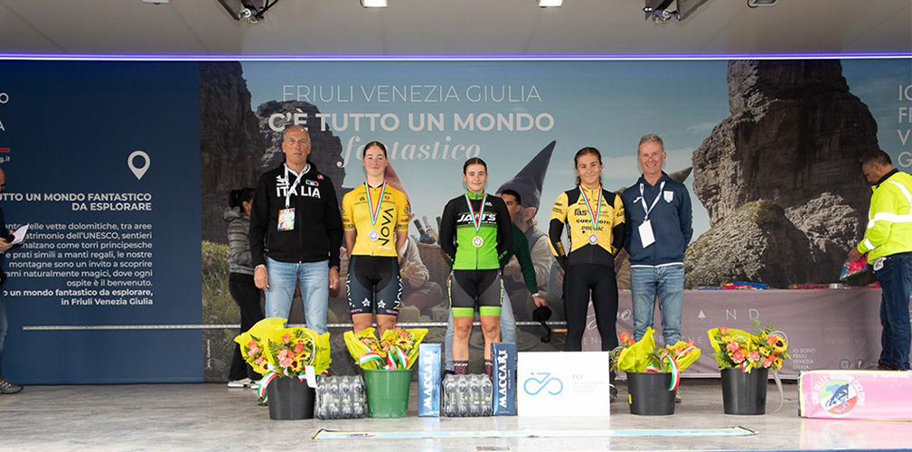 Il podio finale fra le junior, con la Rizzi al centro fra Rachele Cafueri e Nicole Righetto (foto Billiani)