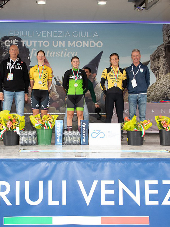 Il podio finale fra le junior, con la Rizzi al centro fra Rachele Cafueri e Nicole Righetto (foto Billiani)