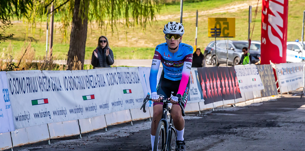 L'arrivo senza alcun segno di esultanza di Giovanni Bosio, per rispettare la sfortuna che aveva colpito Careri (foto Billiani)