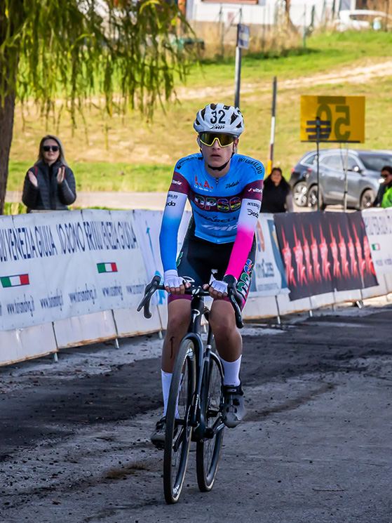 L'arrivo senza alcun segno di esultanza di Giovanni Bosio, per rispettare la sfortuna che aveva colpito Careri (foto Billiani)