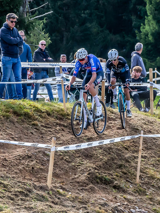 Viezzi davanti a Bertolini, il duello che si profilava è svanito a causa di una foratura del friulano dell'Alpecin (foto Billiani)