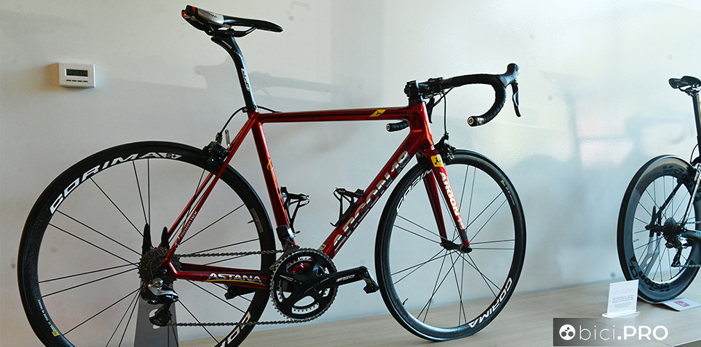 La Gallium Pro di Fabio Aru fa mostra di sé nella seder Argon 18 di Montreal