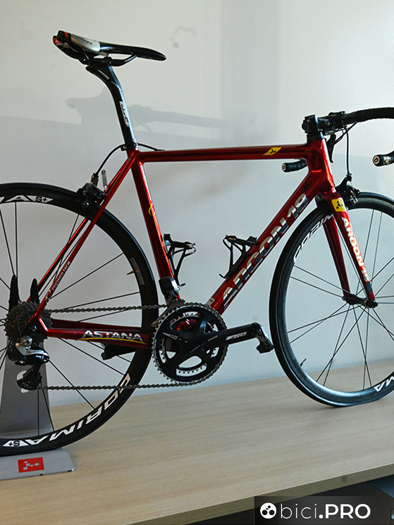 La Gallium Pro di Fabio Aru fa mostra di sé nella seder Argon 18 di Montreal