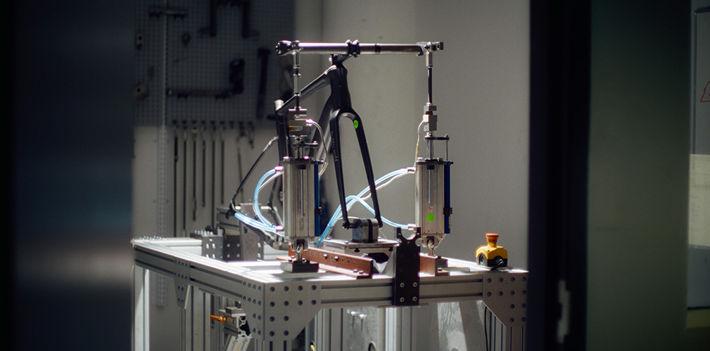 Questa immagine di Argon 18 mostra il banco su cui vengono fatti i test di sicurezza