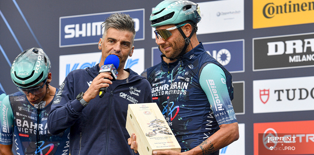 Ultima presentazione al via del Gran Piemonte: il microfoo di Paolo Mei e il saluto di Damiano Caruso al suo pubblico
