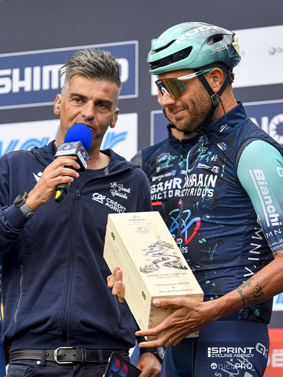 Ultima presentazione al via del Gran Piemonte: il microfoo di Paolo Mei e il saluto di Damiano Caruso al suo pubblico