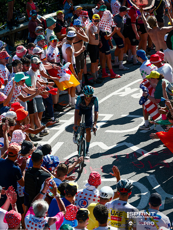 Quale modo migliore di salutare il Tour dell'abbraccio dell'Alpe d'Huez? Caruso ha corso 9 Giri, 8 Tour e 7 Vuelta Espana