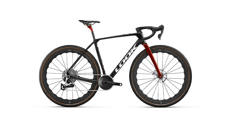 Il colpo d'occhio non tradisce: se al posteriore la bici è tradizionale, l'avantreno di questa Look parla di velocità