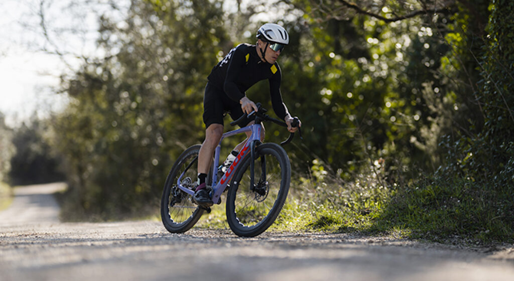 La Look G85 CezalRS amplia la piattaforma gravel in cui la G85 Cezal si pone come modello adatto alla scoperta e al viaggio
