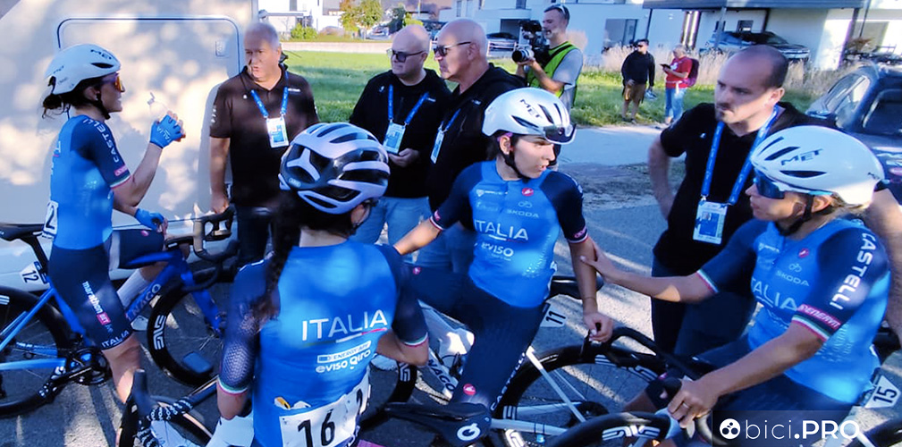 Elisa Longo Borghini e le azzurre dopo la corsa, quando stavano andando al bus
