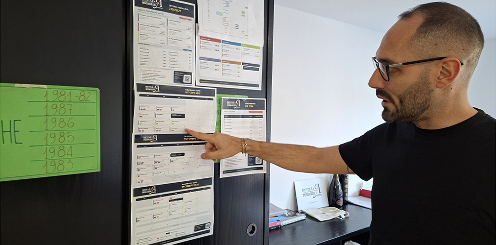 Foto Stefano Aresi mentre indica il calendario dei corsi