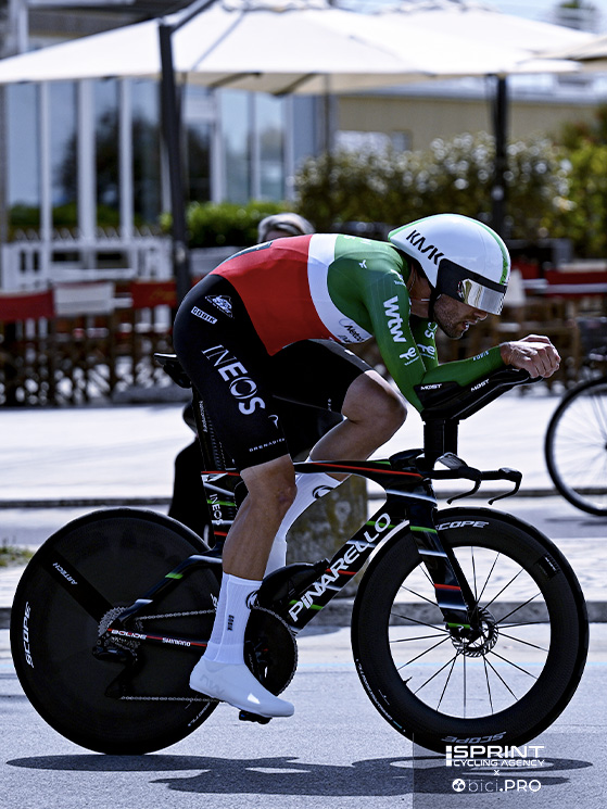 Ganna sulla Pinarello...