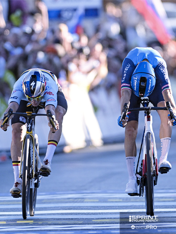 Ed ecco lo sprint da davanti. I due sembrano alla pari. Remco arriva più forte sulla linea e azzecca bene il tempo del colpo di reni