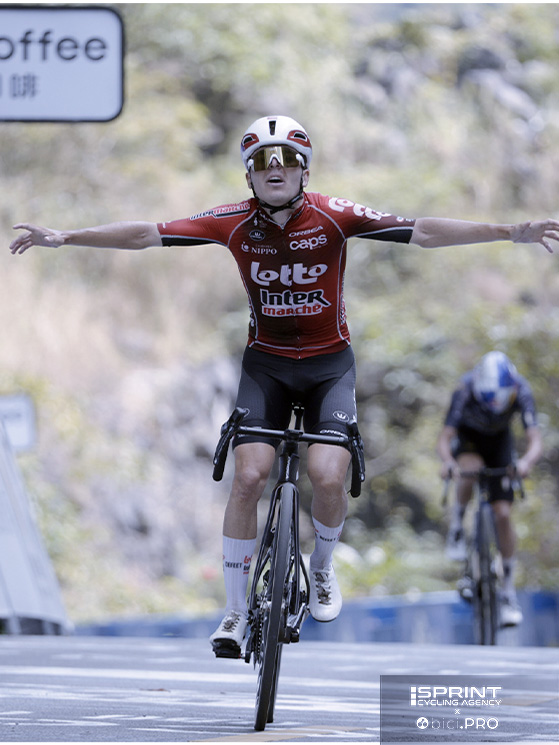 Jarno Widar conquista la tappa finale e la classifica generale del Tour of Guangxi. Alle sue spalle spunta la sagoma di Pidcock