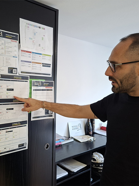 Foto Stefano Aresi mentre indica il calendario dei corsi