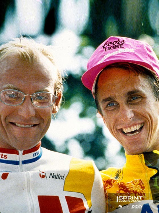 Lo scorpione rosso di Castelli sulla spalla di Greg Lemond sul podio del Tour 1989, quello degli 8" su Fignon