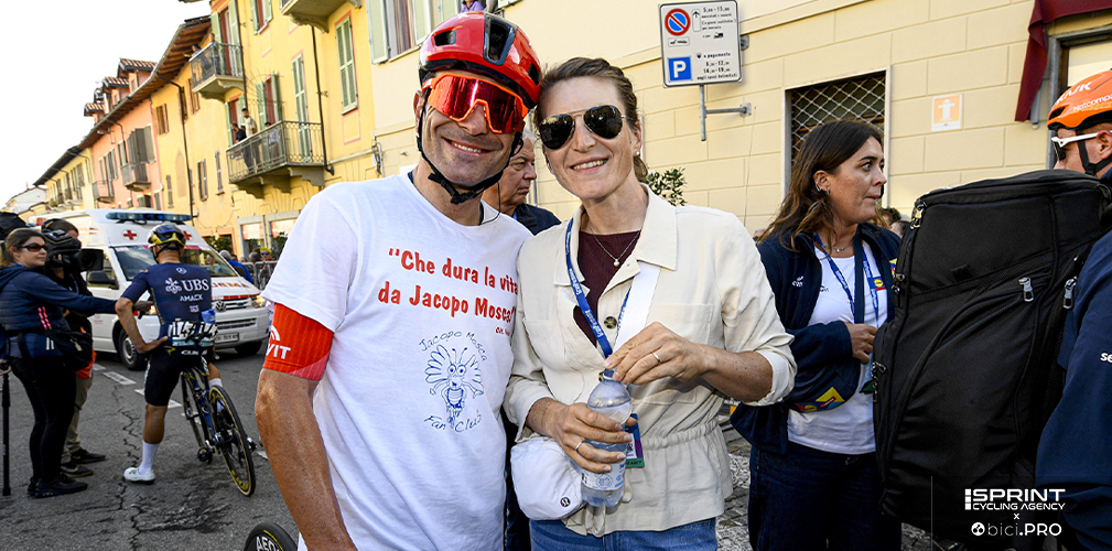 Una maglietta su quanto sia dura la vita da Jacopo Mosca e anche Elisa a salutarlo