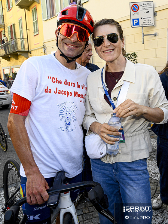 Una maglietta su quanto sia dura la vita da Jacopo Mosca e anche Elisa a salutarlo
