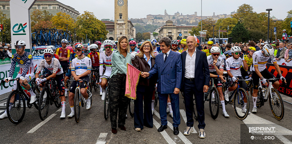 Il presidente Cairo e le autorità locali al via de Il Lombardia: nessuno immaginava lo stop dei corridori