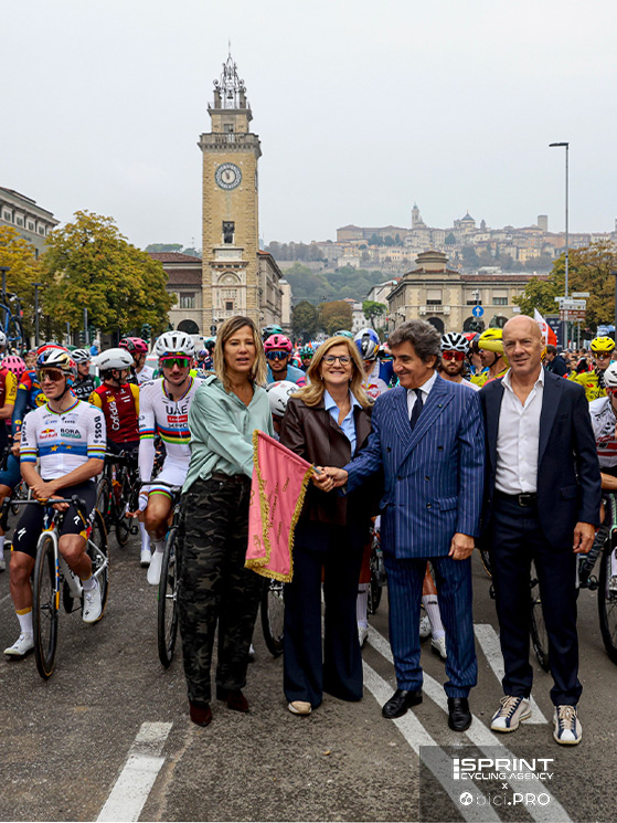 Il presidente Cairo e le autorità locali al via de Il Lombardia: nessuno immaginava lo stop dei corridori