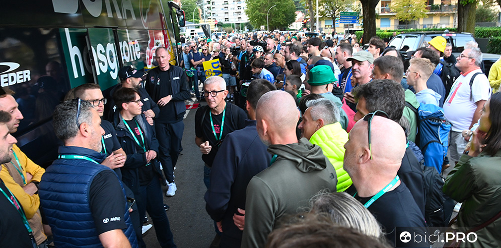 Fuori dal pullman della Red Bull-Bora un bel numero di tifosi per Evenepoel, quarto all'arrivo del Lombardia