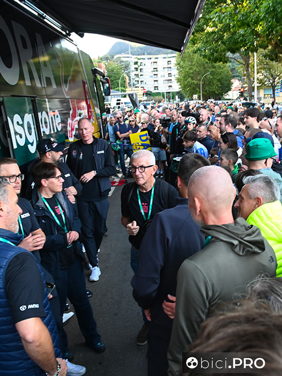 Fuori dal pullman della Red Bull-Bora un bel numero di tifosi per Evenepoel, quarto all'arrivo del Lombardia