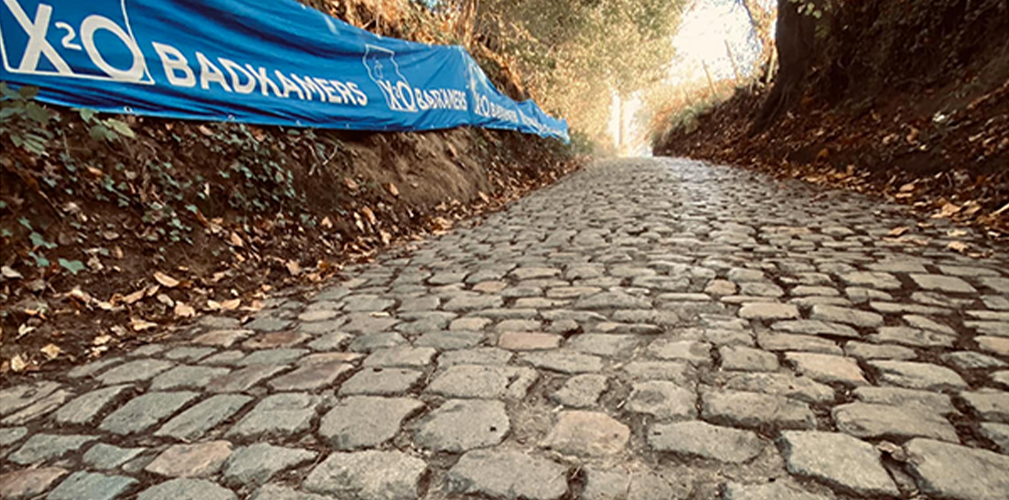 Il Koppenberg è un muro di 600 metri con pendenza massima del 18 per cento. COn il fango diventa uno scivolo