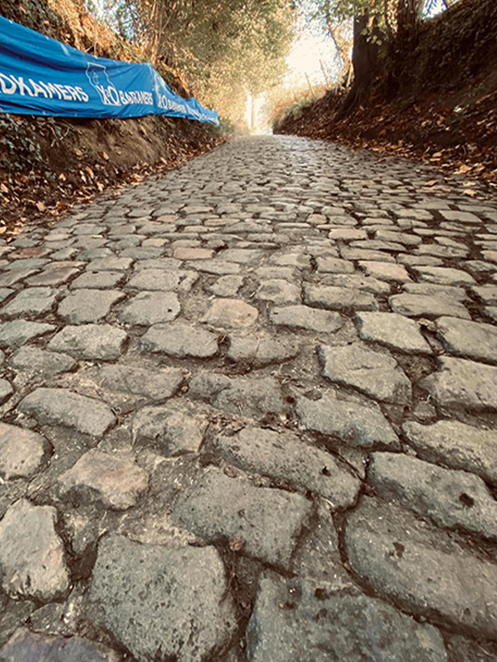 Il Koppenberg è un muro di 600 metri con pendenza massima del 18 per cento. COn il fango diventa uno scivolo