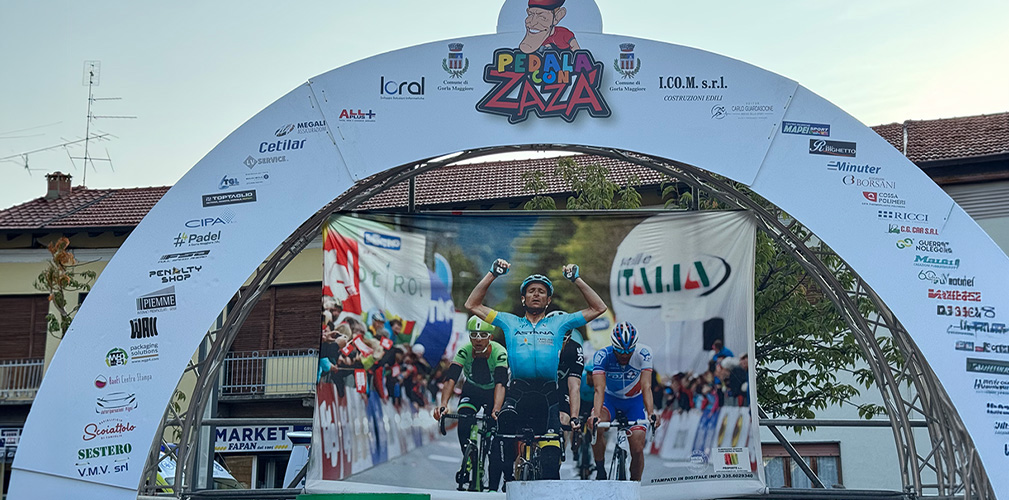 Sul podio campeggiava l'ultima vittoria di Michele Scarponi: per Zanini un pezzo di cuore, uno di famiglia