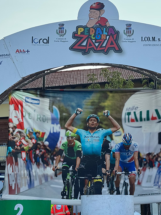 Sul podio campeggiava l'ultima vittoria di Michele Scarponi: per Zanini un pezzo di cuore, uno di famiglia