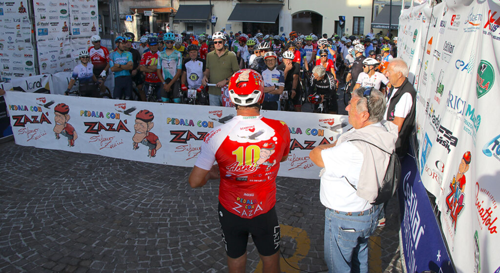 Il via di tutte le attività in piazza a Gorla Maggiore: Zanini dà le ultime raccomandazioni, poi il via